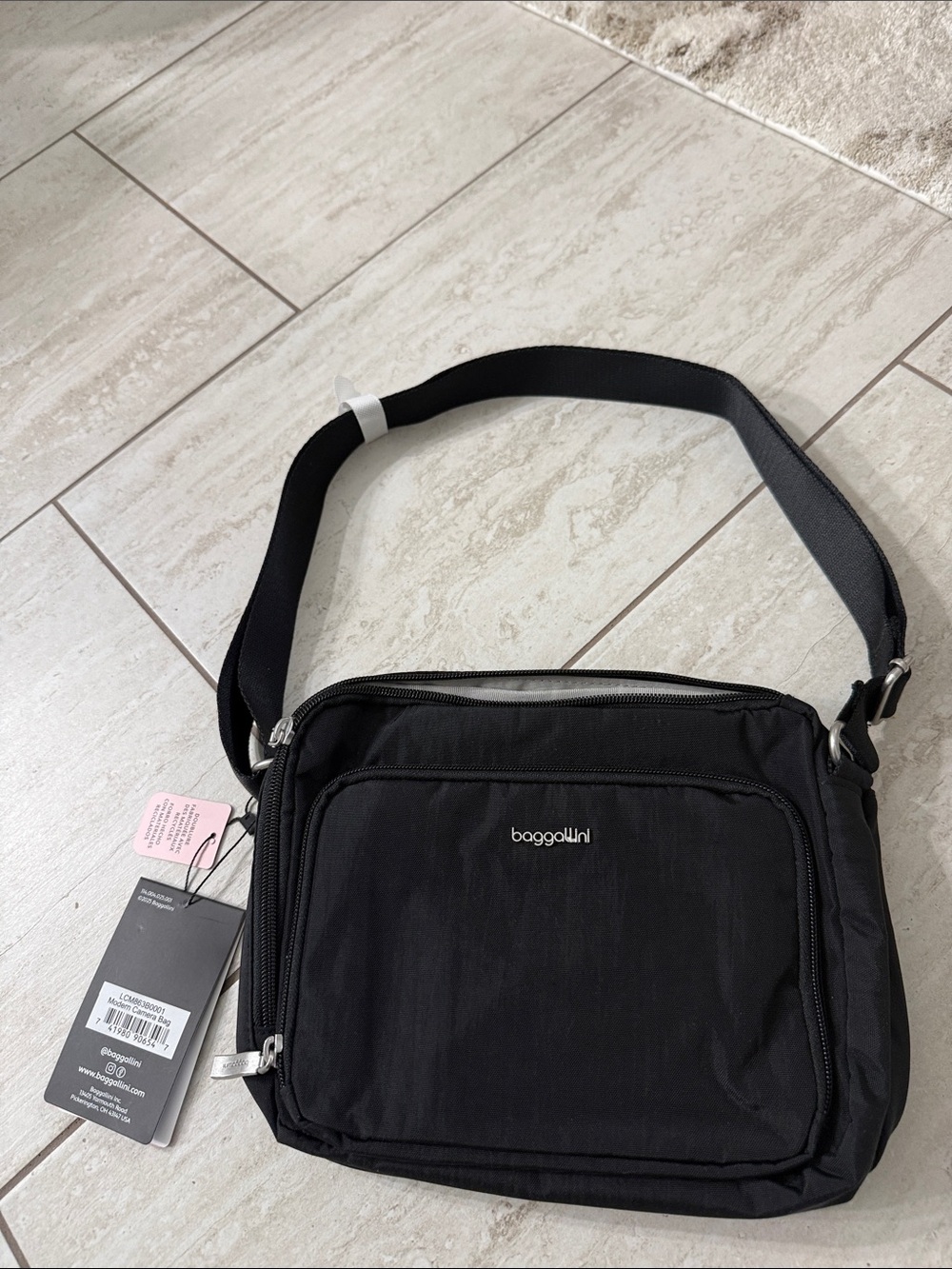 Baggallini Black Everyday Crossbody Messenger Modern camera bag ..nwt